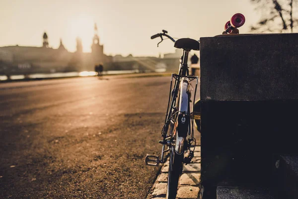 美丽的自行车在历史德累斯顿城市正方形在日落时间在德国 — 图库照片
