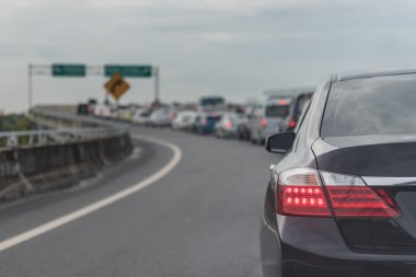 arabalar sıra ile hızlı yolda trafik sıkışıklığı