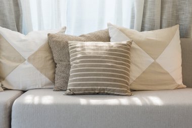 modern oturma odasında gri kanepe yastık ayarla