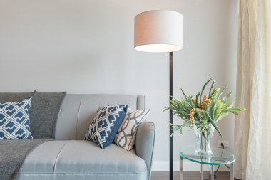 modern oturma odası kanepe seti ile modern beyaz lamba 