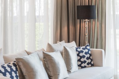 yastıklar ve klasik salon syle kanepe 