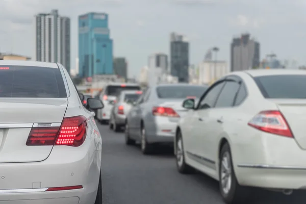 Verkeersopstopping op uitdrukkelijke weg met een rij van auto 's — Stockfoto