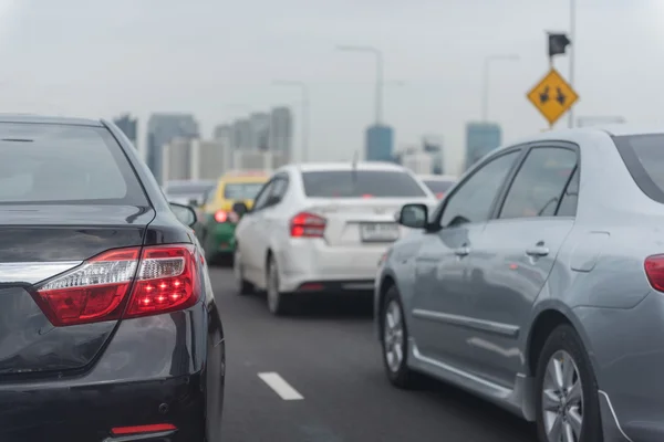 Atasco de tráfico en el camino expreso con fila de coches — Foto de Stock