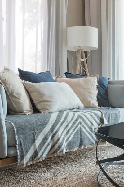 Yastıklar ve kanepe ile modern oturma odasında beyaz lamba — Stok fotoğraf