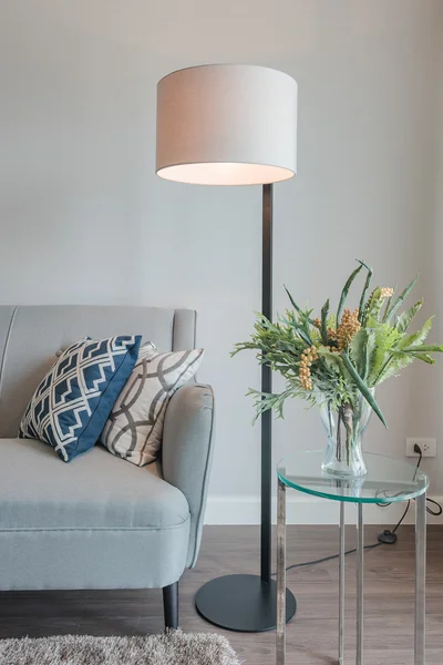 Moderna lámpara blanca con juego de sofá en la sala de estar moderna — Foto de Stock