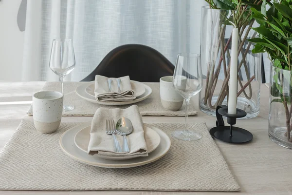 Sala da pranzo moderna con sedia moderna nera — Foto Stock