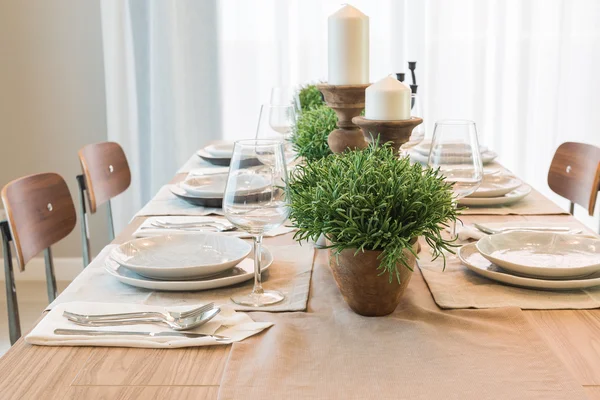 Vaas van plant op houten tafel in moderne eetkamer — Stockfoto