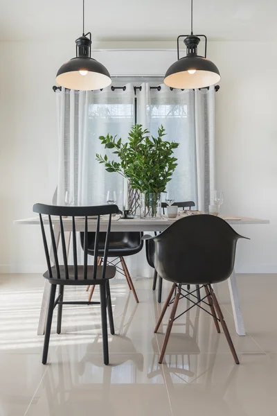 Moderne eetkamer met zwarte moderne stoel en vaas van plant — Stockfoto