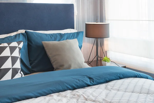 Chambre à coucher de couleur bleue moderne avec lampe et vase de plante — Photo