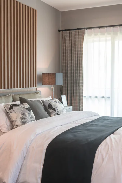 Nowoczesna sypialnia design z dwoma warstwy osłonowej — Zdjęcie stockowe