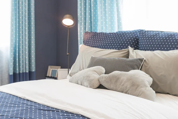 Moderno color azul tono dormitorio diseño interior —  Fotos de Stock