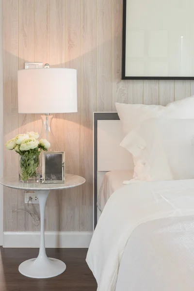 モダンな白い色のトーンの寝室の設計 — ストック写真