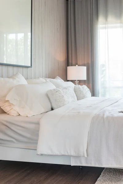 현대 흰색 톤 침실 디자인 — 스톡 사진