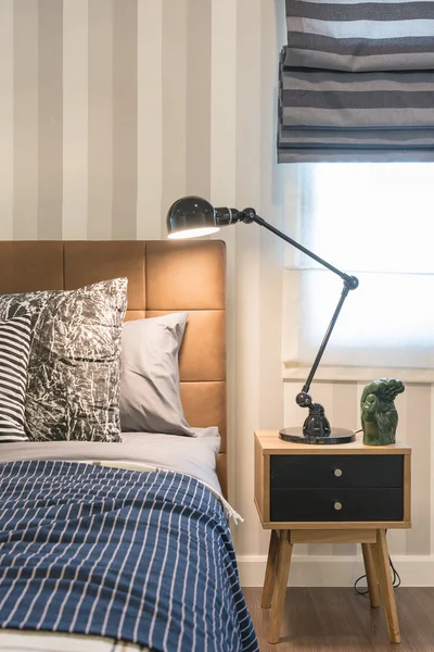 Zwarte moderne lamp stijl aan tabel kant in moderne slaapkamer — Stockfoto