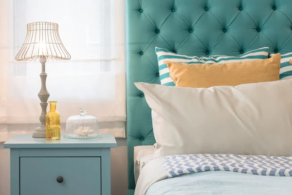 Moderne kleurrijke slaapkamer ontwerp met lamp op blauw tafel — Stockfoto