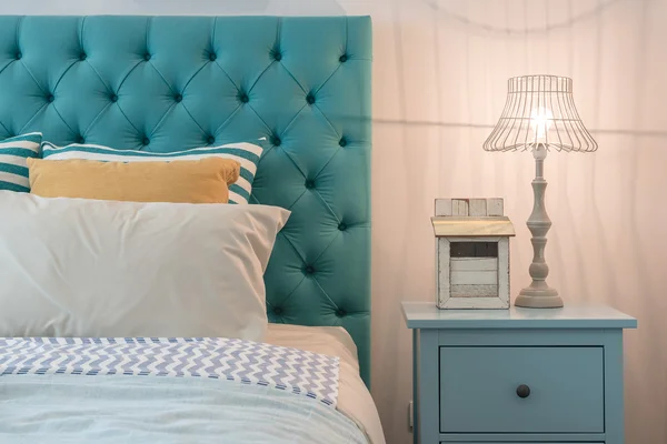 Moderno diseño colorido dormitorio con lámpara en la mesa azul — Foto de Stock