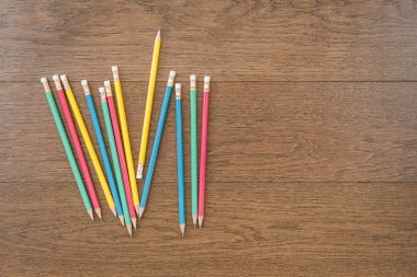 ahşap arka plan üzerinde çok renkli kalemler 