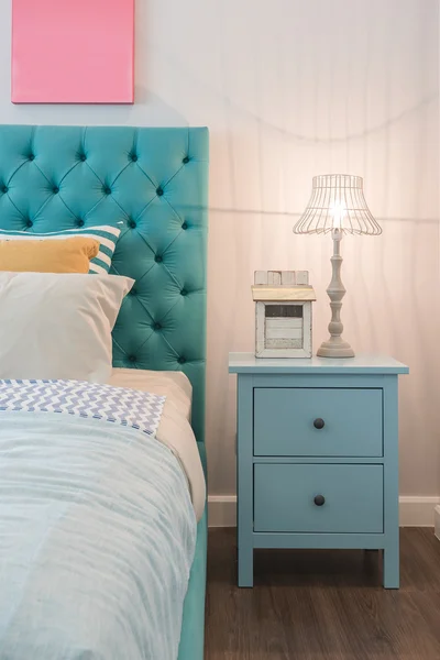 Nowoczesna sypialnia kolorowy design z lampa na stół niebieski — Zdjęcie stockowe