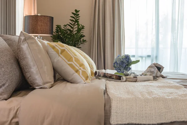 Vase of flower on classic bed style in bedroom — Stock Photo, Image