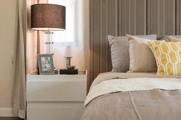 Classico stile lampada sul lato tavolo bianco in camera da letto — Foto Stock