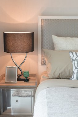 Yatak odasında ahşap tepsi bardakta çay seti 