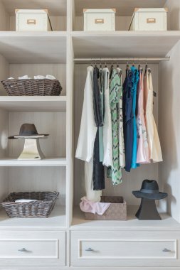 c bir yürüyüşle Ray üzerinde asılı giysileri ile modern ahşap dolap