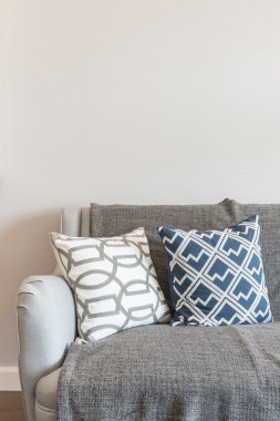 modern oturma odasında kanepede yastık kümesi