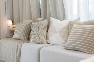 modern oturma odasında gri kanepe yastık ayarla 