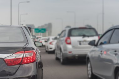 Sıra sıra arabalarla trafik sıkışıklığı 