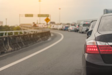 Sıra sıra arabalarla trafik sıkışıklığı 