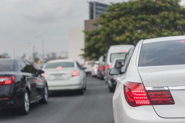 Sıra sıra arabalarla trafik sıkışıklığı 