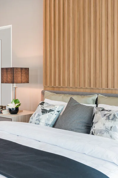 Nowoczesna sypialnia design z dekoracyjną drewniany panel — Zdjęcie stockowe