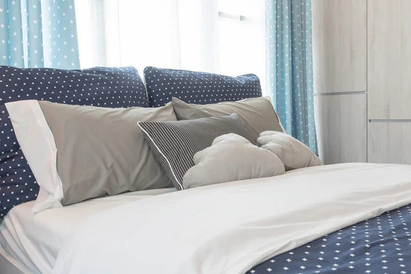 การออกแบบตกแต่งภายในห้องนอนโทนสีฟ้าสมัยใหม่ — ภาพถ่ายสต็อก
