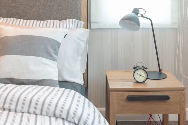 Set van kussens en dekens op bed in moderne slaapkamer — Stockfoto