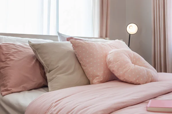 Pembe renk tonu yatak odası iç tasarım — Stok fotoğraf
