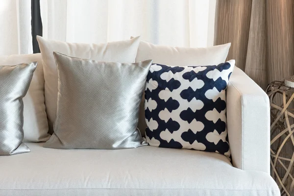 Zestaw poduszek na białej kanapie w pokój dzienny — Zdjęcie stockowe