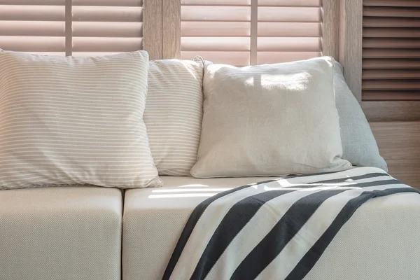 Color blanco conjunto de almohadas y sofá en la sala de estar moderna —  Fotos de Stock