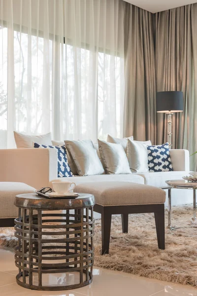 Set Kissen und Sofa im klassischen Wohnzimmer syle — Stockfoto