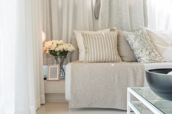 Conjunto de almohadas en sofá gris en la sala de estar moderna — Foto de Stock