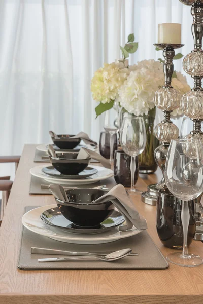 Mesa puesta en mesa de comedor de madera —  Fotos de Stock