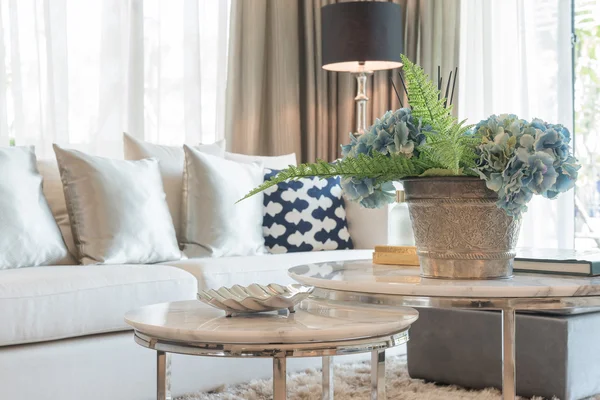 Vase of plant on round table in classic living room — Stock fotografie