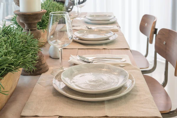 Florero de planta sobre mesa de madera en comedor moderno —  Fotos de Stock