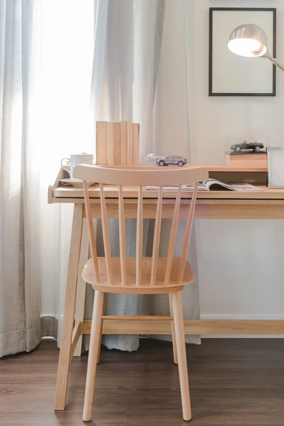 Silla de madera y mesa con lámpara moderna en el espacio de trabajo interio — Foto de Stock