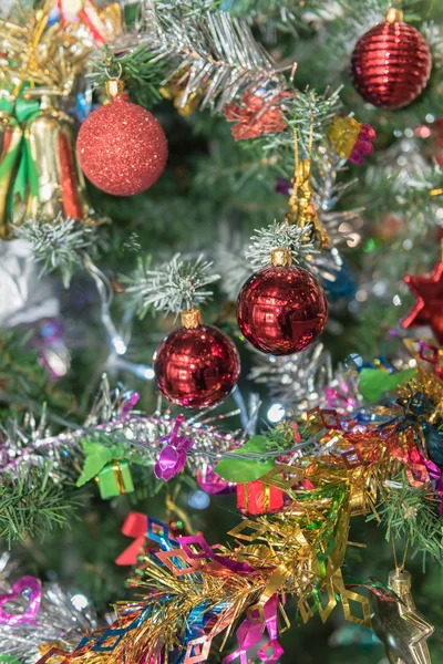 ぼやけ、スパーク リングと妖精 backgro に飾られたクリスマス ツリー — ストック写真