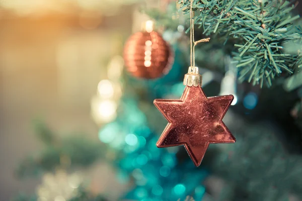 ぼやけ、スパーク リングと妖精 backgro に飾られたクリスマス ツリー — ストック写真