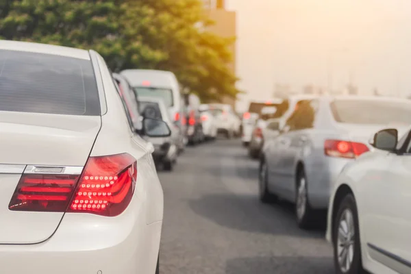 Atasco de tráfico con fila de coches — Foto de Stock