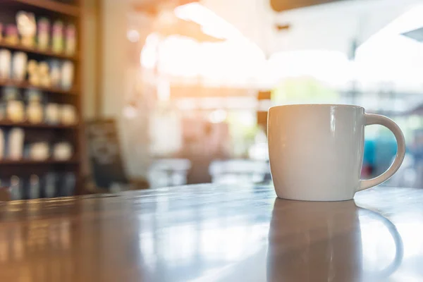 Tazza di caffè in caffetteria — Foto Stock