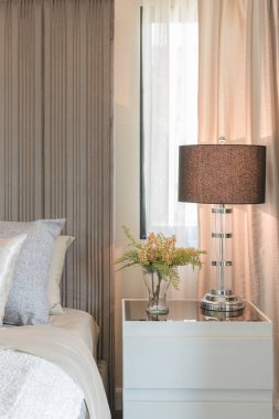 Klasik lamba stil beyaz masa yan yatak odasında 