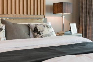 modern yatak odası tasarımı ile dekore edilmiş ahşap kapı aynası 