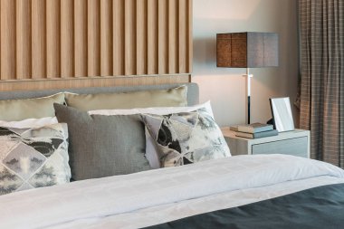 modern yatak odası tasarımı ile dekore edilmiş ahşap kapı aynası 